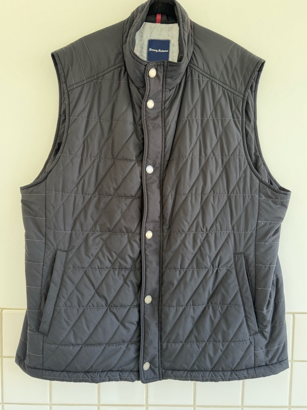Tommy Bahama Men’s Quilted Black Snap/Zip Front Quilted Vest. Size: XL